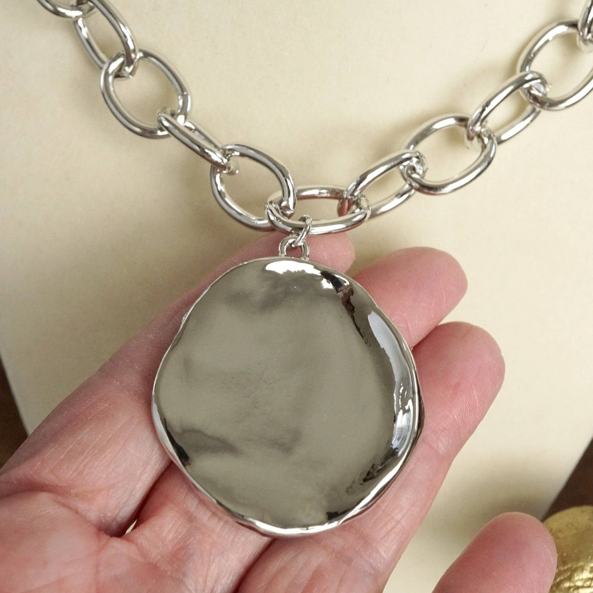 Chunky Chain & Hammered Disc Necklace –Gold