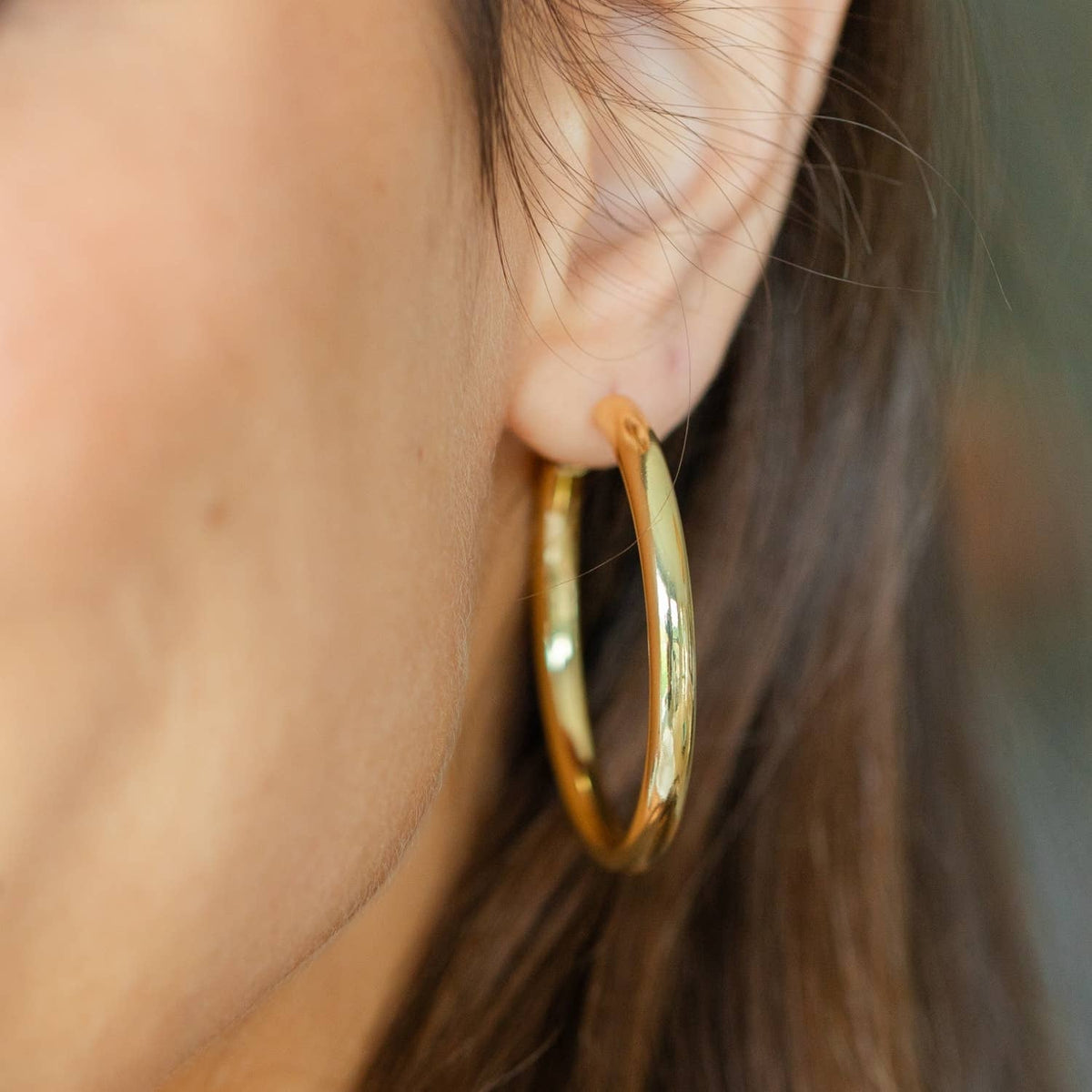 The Perfect Hoop Earrings: Gold / 1.2"