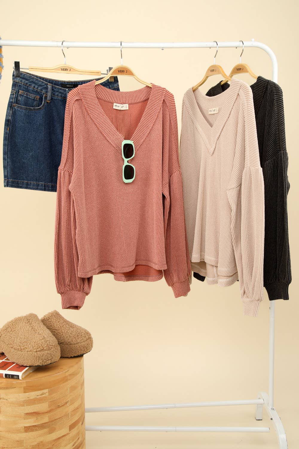 NJ  Otto Ribbed V-Neck Knit Top: OATMEAL